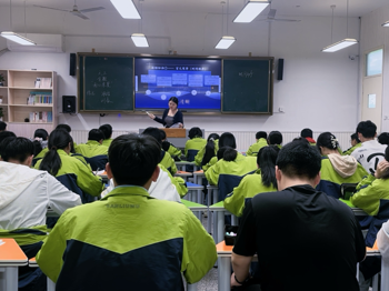 【行舟教研】问题为舟启思维，评价作帆促成长——碧波中学2025-2026学年第一学期“亮课”活动圆满举行