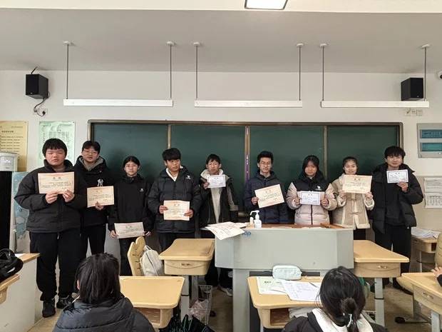 51b3e90116e64a74b484d5f69ff7554c